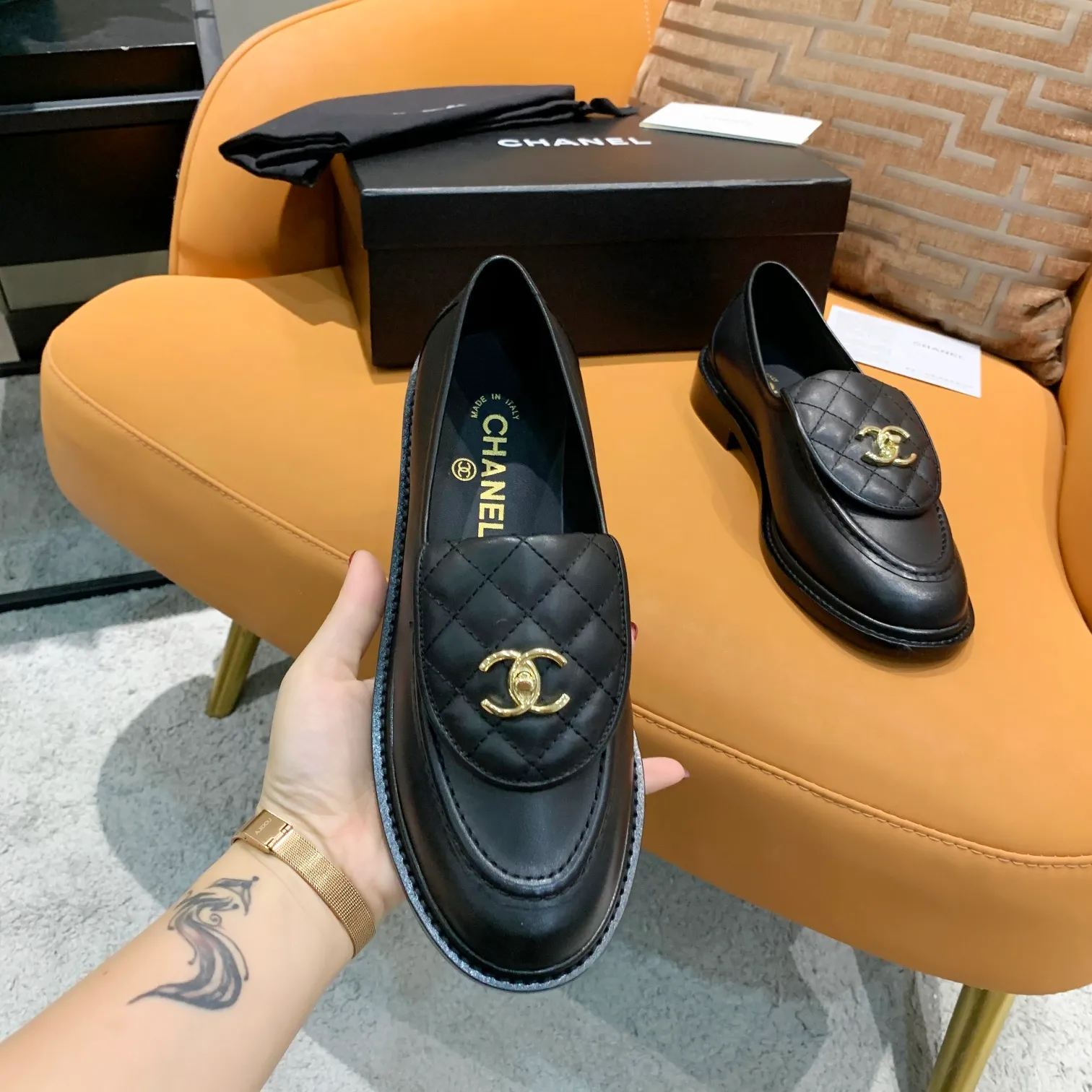 👟👟Ex-factory price 480👟👟 Women's shoes and women's clothing The official website is updated simultaneously with high version, CHANEL FW2021 Chanel early spring new top autumn shoes single shoe series ____________________ The must-have hot style of the fragrance family in spring, the goddess series, with the elegant and ladylike temperament of the fragrance family, super durable, irresistible, heart-beating... ▪️The upper is made of high-grade imported cowhide with texture ➕Original molded hardware buckle ➕Electric embroidery ▪️The lining is made of imported lambskin, which is soft and comfortable ▪️Original molded version, Italian genuine leather outsole🇮🇹 ▪️Number of yards: 35-40 (41 customized, non-returnable) ▪️Color: 4 colors of black, white, apricot and patent leather